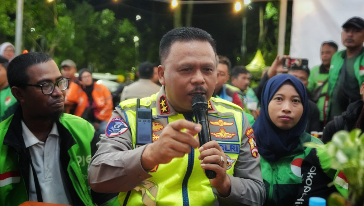 Kakorlantas Polri hadir langsung di tengah aktivitas pengemudi ojol.